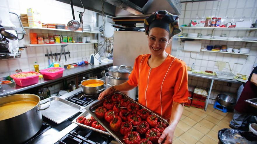 Cocinera con bandeja de pimientos