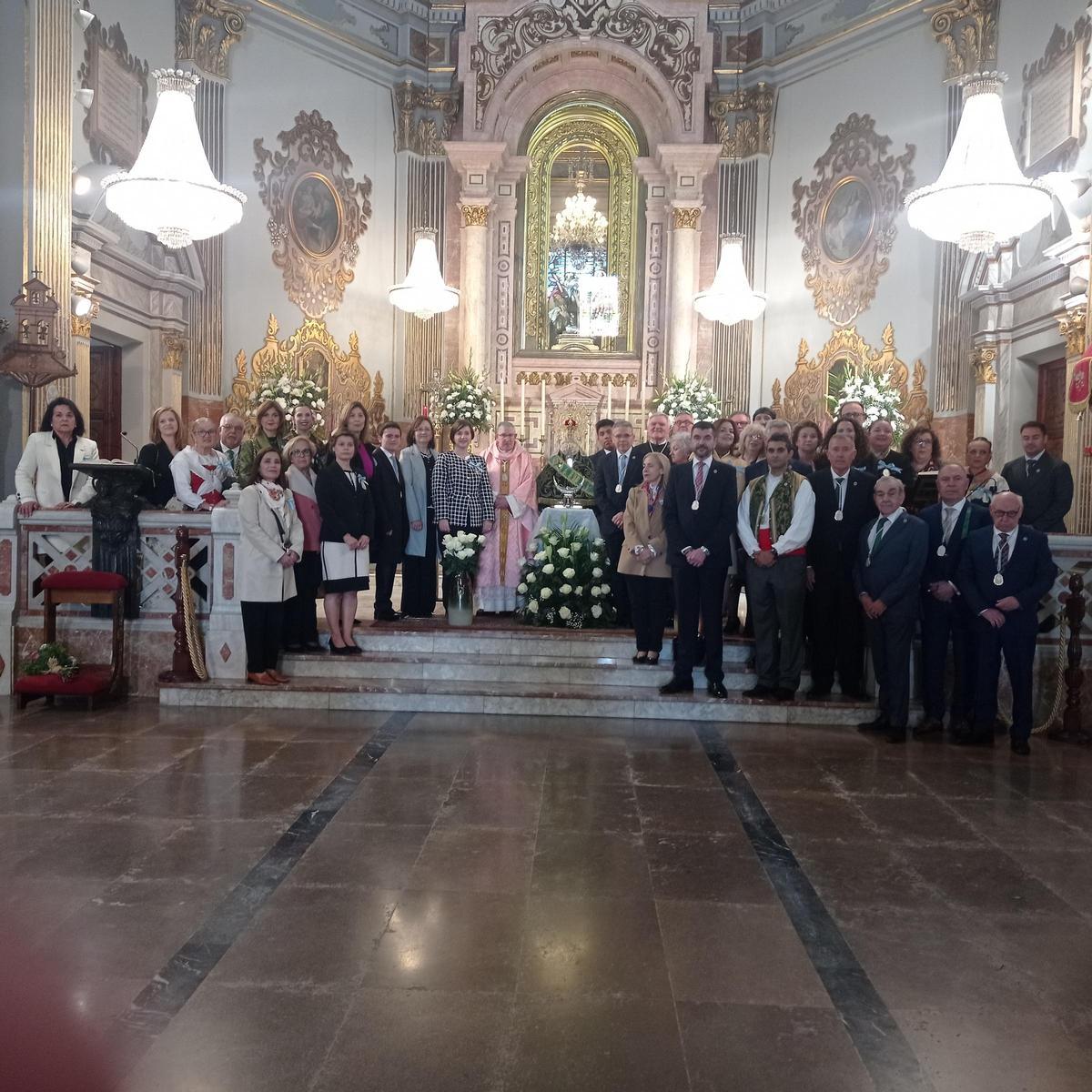 Los miembros de la junta de gobierno de la Real Cofradía, tras la ofrenda de flores.