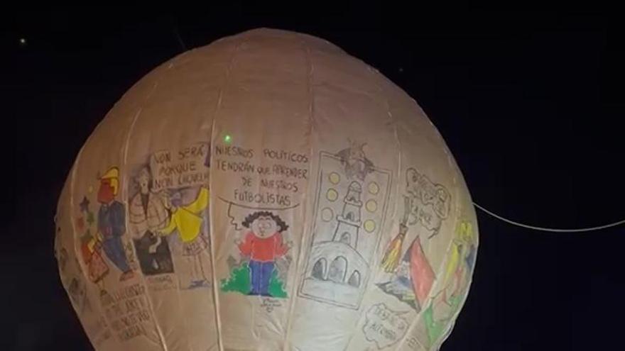Ascenso del Globo de Betanzos ante miles de personas en la plaza Irmáns García Naveira