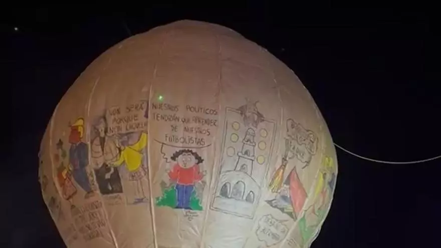 Ascenso del Globo de Betanzos ante miles de personas en la plaza Irmáns García Naveira