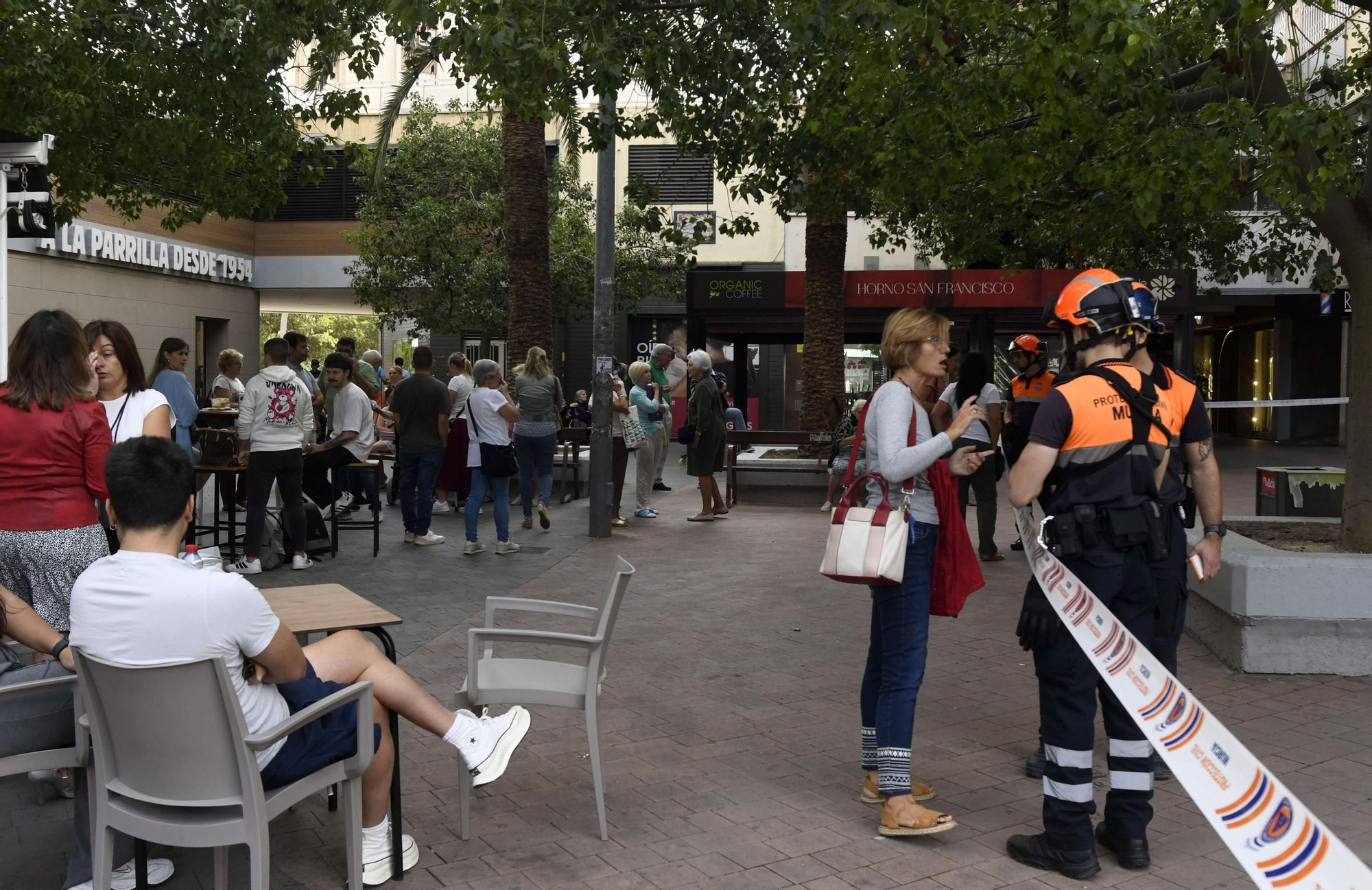 El incendio de un edificio en la Plaza Condestable, en imágenes