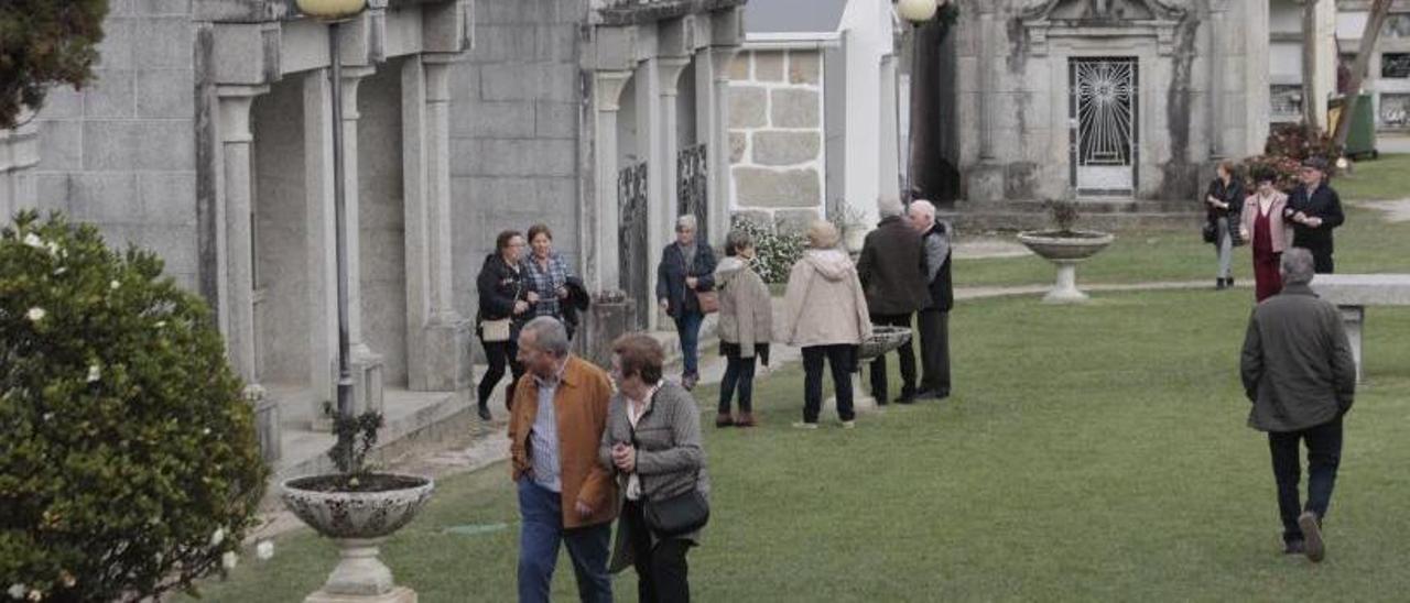 Vecinos en el cementerio de Moaña, durante el último Día de Todos los Santos.   | JULIO SANTOS
