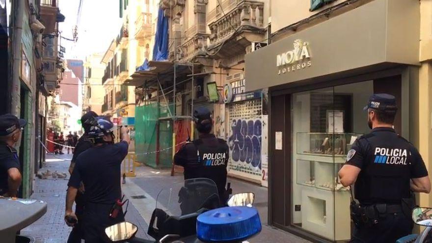 Die Polizei sicherte die Unfallstelle ab, wo der Balkon in Palma einstürzte.