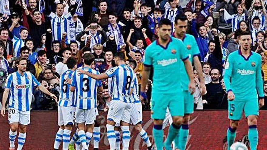 Los jugadores de la Real Sociedad celebran uno de sus goles ante el Barcelona.