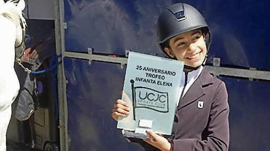 La joven amazona arousana, con el premio obtenido en Madrid. // FdV