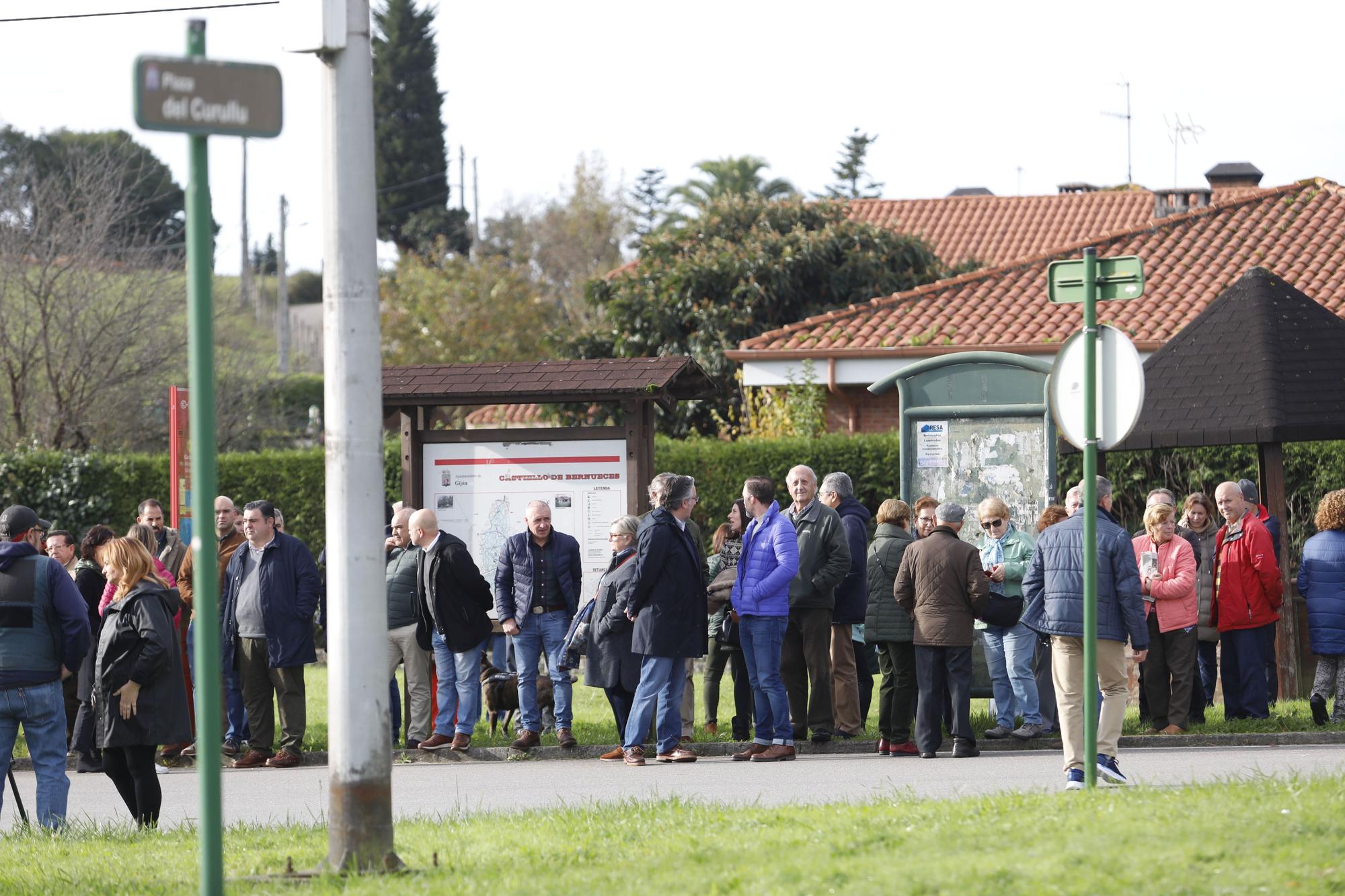 En imágenes: Los vecinos de Castiello vuelven a concentrarse ante la oleada de robos