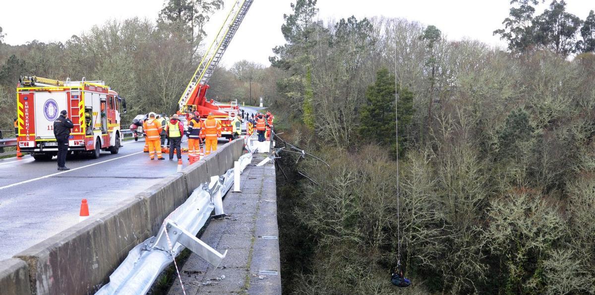 Operativo de rescate tras el accidente mortal del autobús en Pedre. | BERNABÉ/JAVIER LALÍN