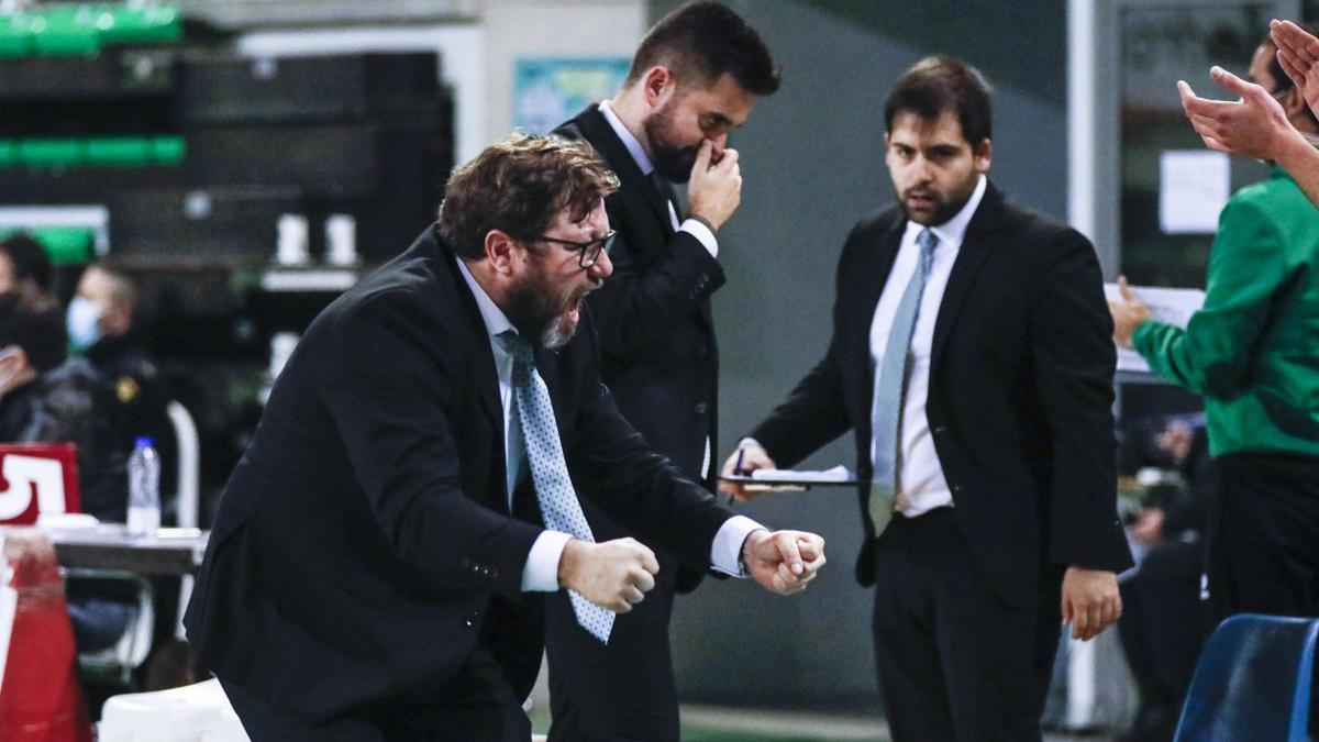 Roberto Blanco gesticula durante el partido ante el Castellón, el último del Cáceres.