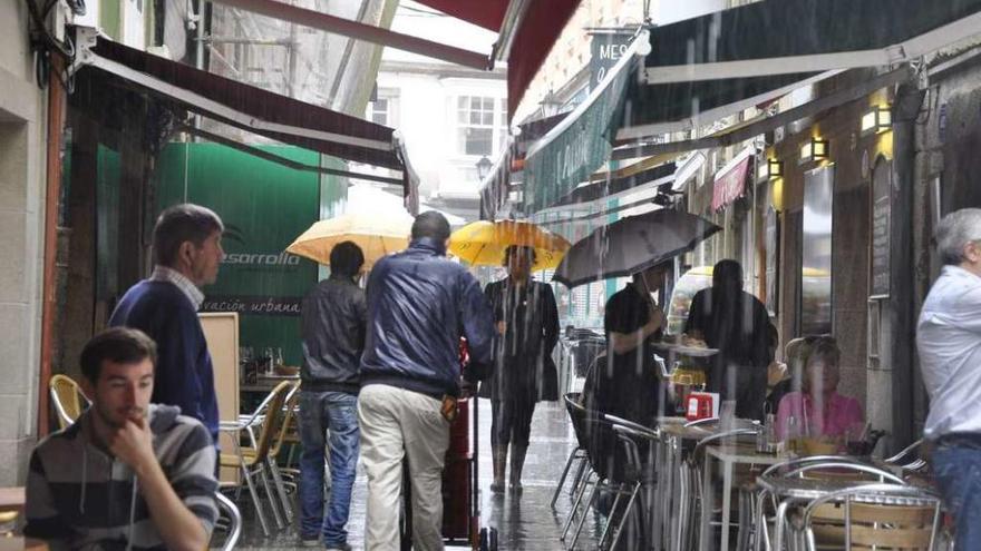 Calle céntrica peatonal con locales de hostelería.