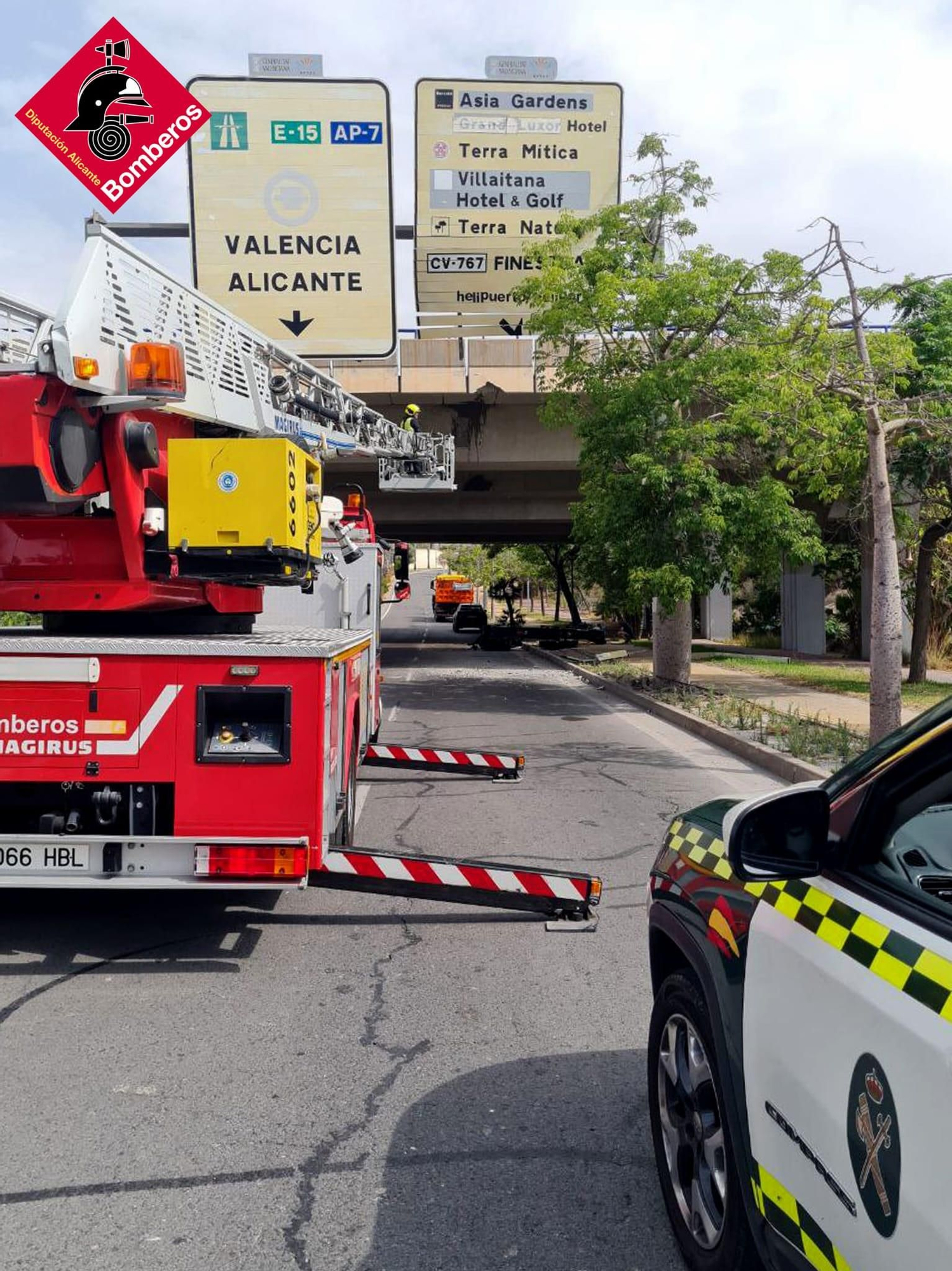 Una grúa choca contra un puente de la AP-7 en Benidorm