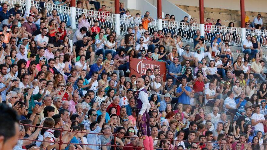 Público en la plaza de toros de Zamora.