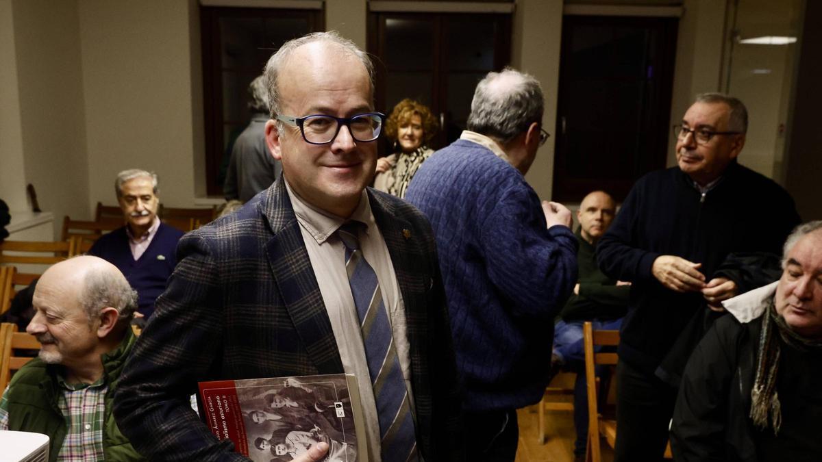 Manuel Jesús Álvarez García, en la presentación de otro de sus libros a inicios de año.