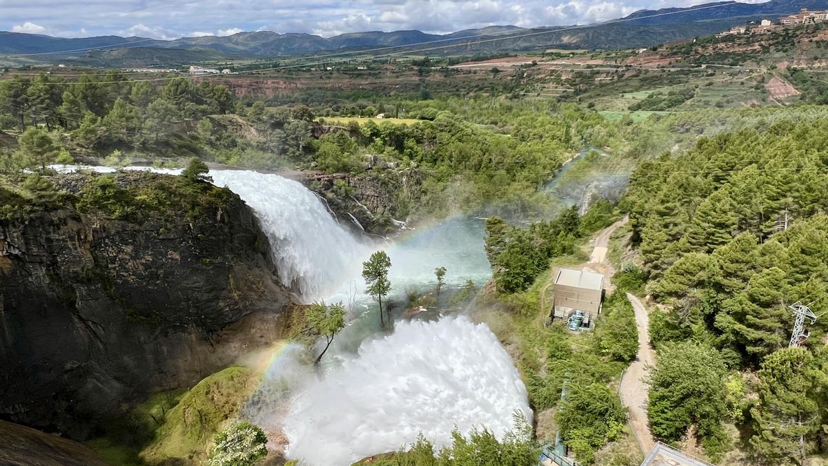 Imagen del pantano de Sant Antoni a Talarn, este lunes, abriendo sus compuertas para desembalsar agua.