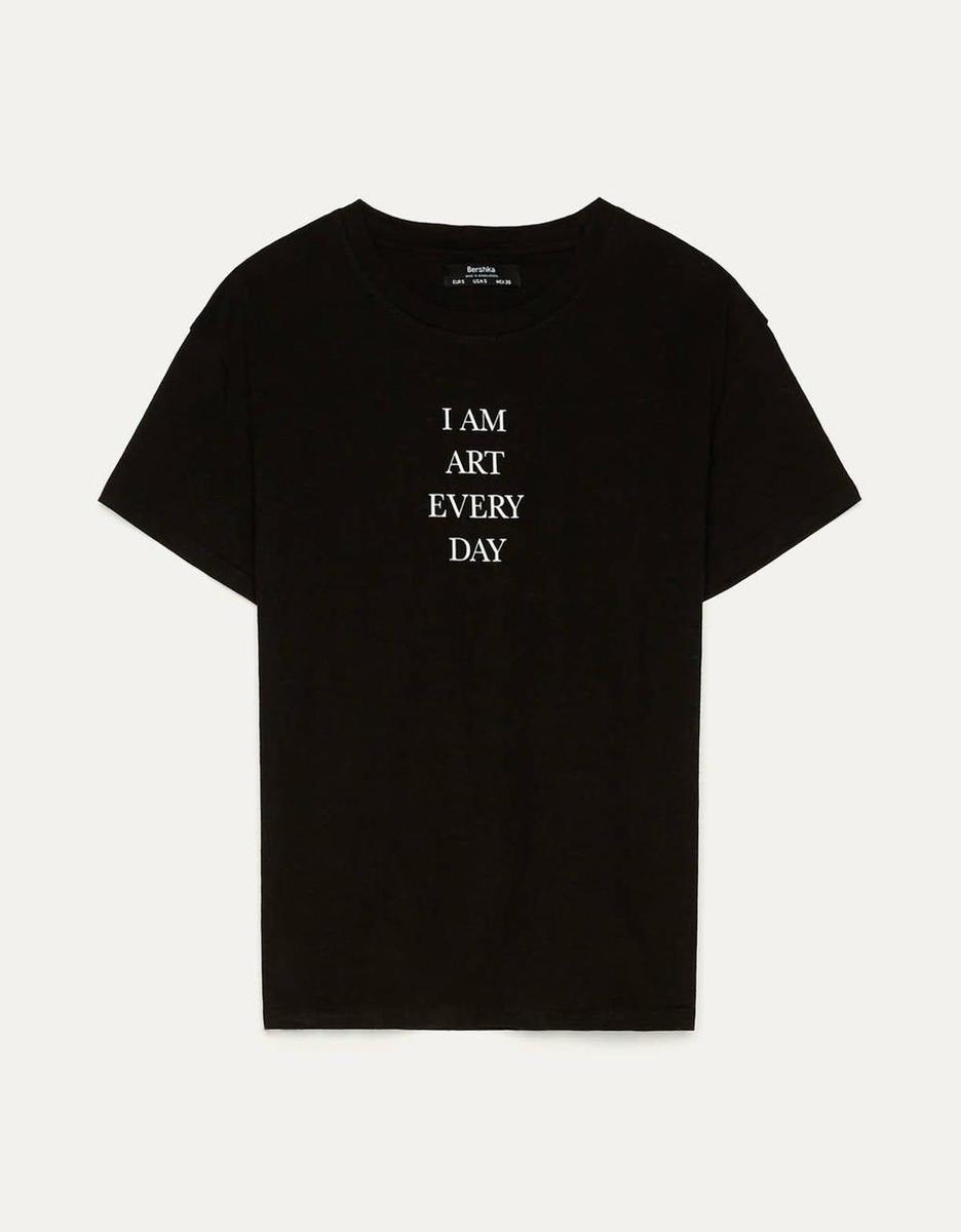 Camiseta negra con mensaje de Bershka. (Precio: 4, 99 euros)