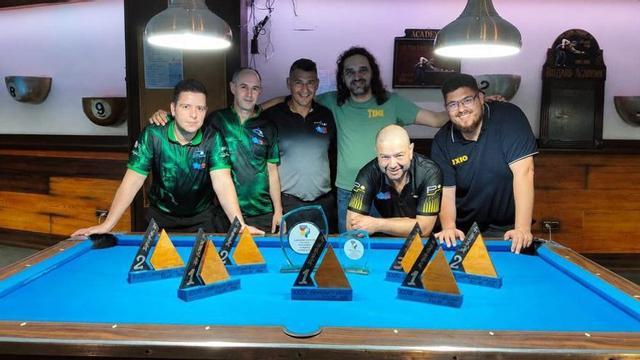 Varios de los triunfadores del Pooleros del Morrazo con los trofeos. | FDV