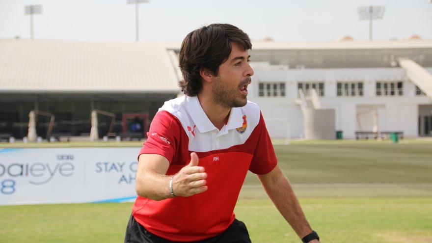 Rodrigo Hernando, en plena acción. El que fuera técnico en las categorías inferiores del Málaga CF entrena ahora en una academia en Dubai.