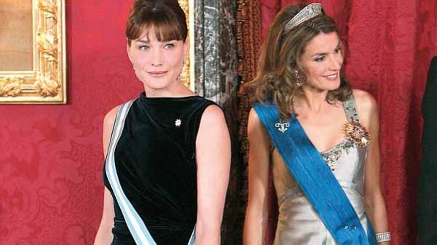 La Princesa Letizia y Carla Bruni, con sus modelos en la cena de gala.