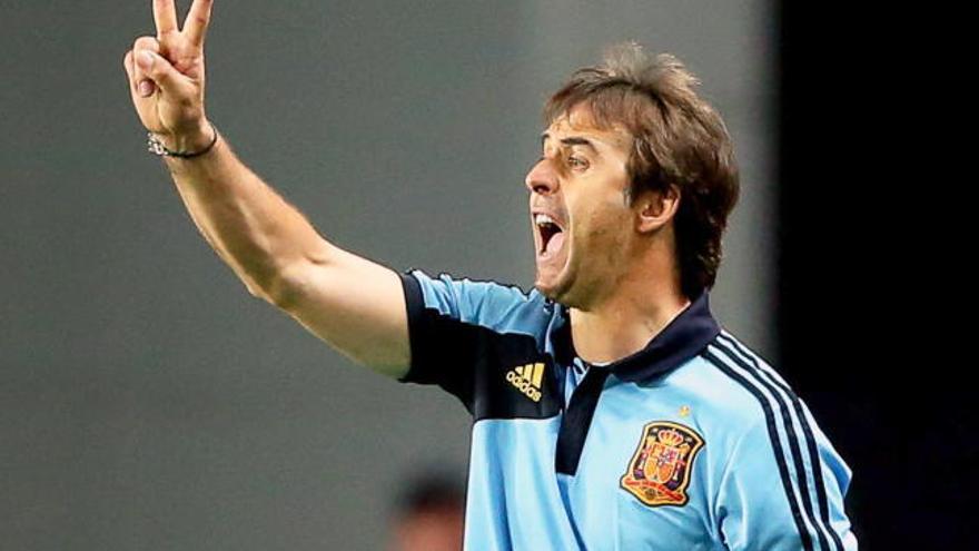 Lopetegui da instrucciones durante el partido.