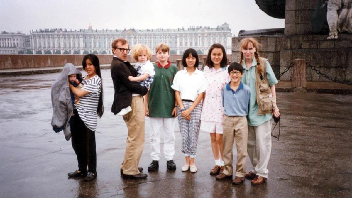 Fotografía cedida por HBO donde aparecen desde la izquierda, Ronan Farrow, Lark Previn, Woody Allen, Dylan Farrow, Fletcher Previn, Daisy Previn, Soon-Yi Previn, Moses Farrow y Mia Farrow.