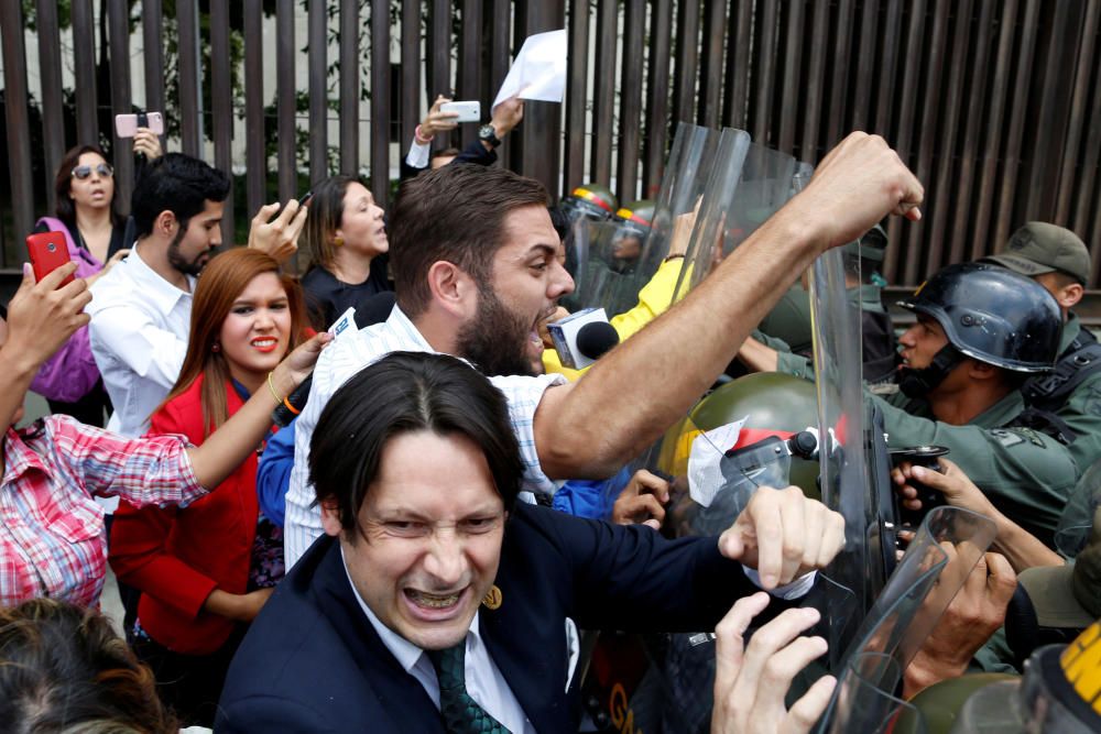 Centenares de personas han salido a las calles para protestar contra las últimas maniobras del régimen de Maduro.