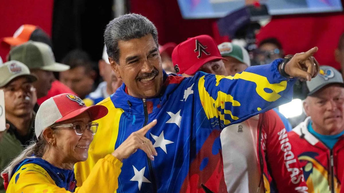 El presidente de Venezuela, Nicolás Maduro, celebra con Cilia Flores tras conocer los resultados de las elecciones presidenciales este lunes, en Caracas (Venezuela)