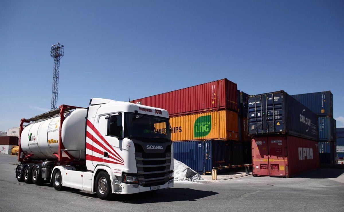 Un camionero circula por la estación de mercancías de Abroñigal, en Madrid.