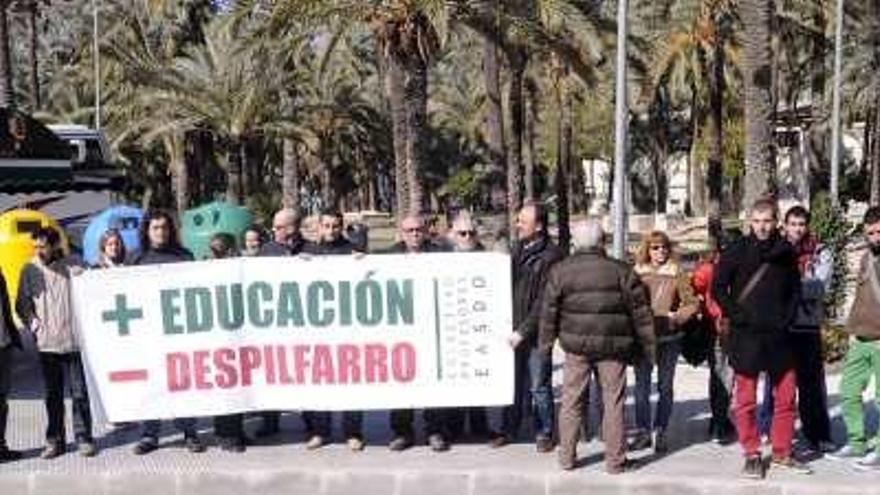 Protesta de profesores contra los recortes, ayer en García Rogel.