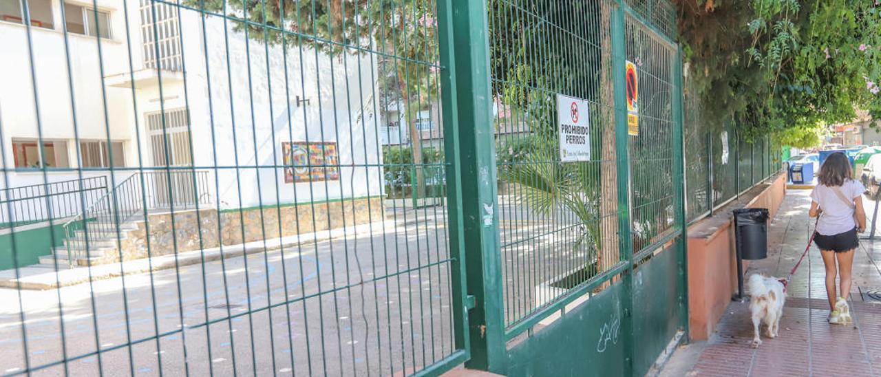 El Colegio Rafael Altamira espera desde junio las sillas y mesas para nuevos grupos