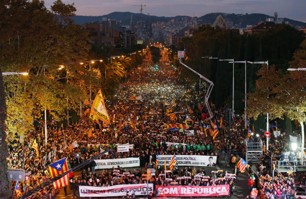 Manifestación en Barcelona para pedir la libertad de los exconsejeros encarcelados y de ''''''''los Jordis''''''''