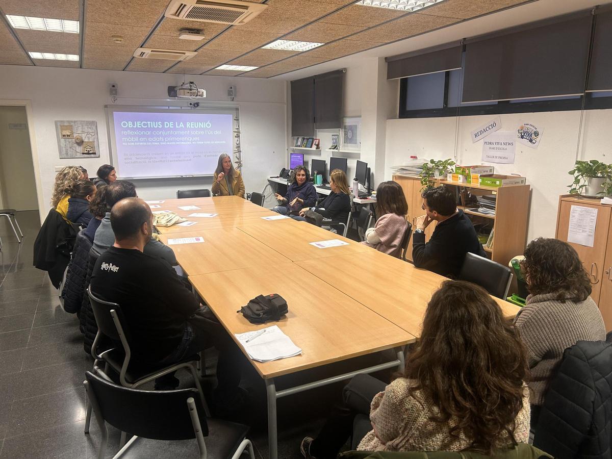 Reunión sobre el uso del móvil en adolescentes, en el CEIP Pedra Viva de Binissalem.