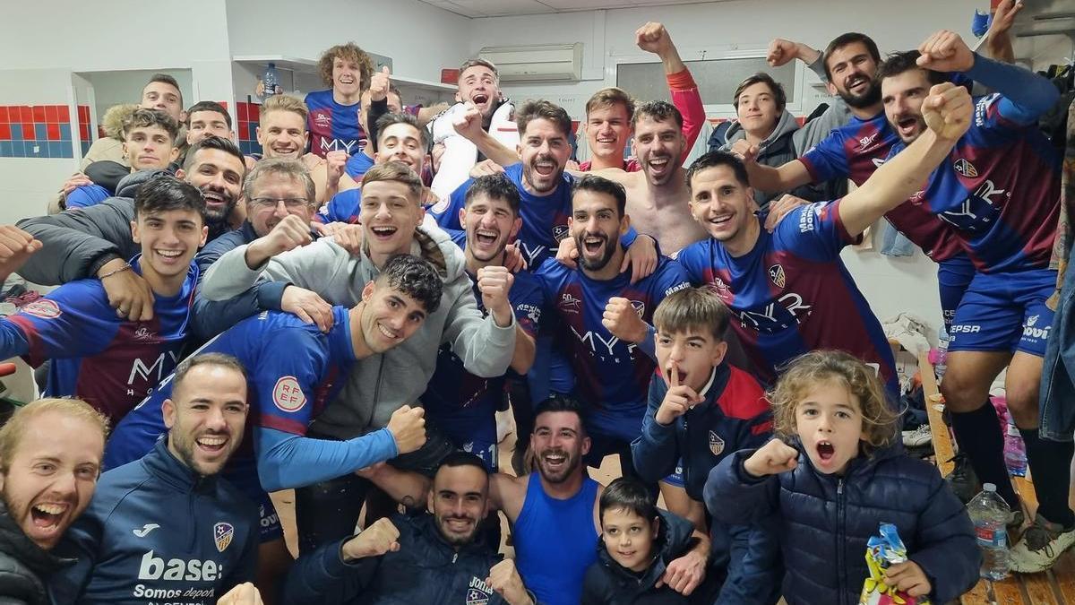 Los jugadores del Alzira celebran la victoria en el vestuario.