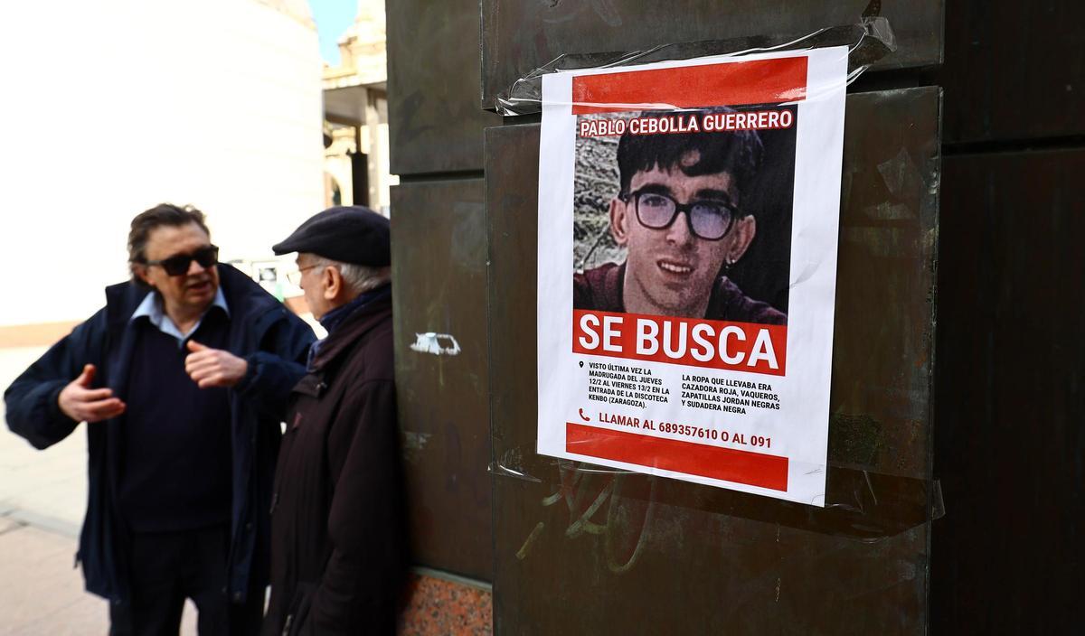 Carteles sobre la desaparición de Pablo Cebolla en el centro de Zaragoza.