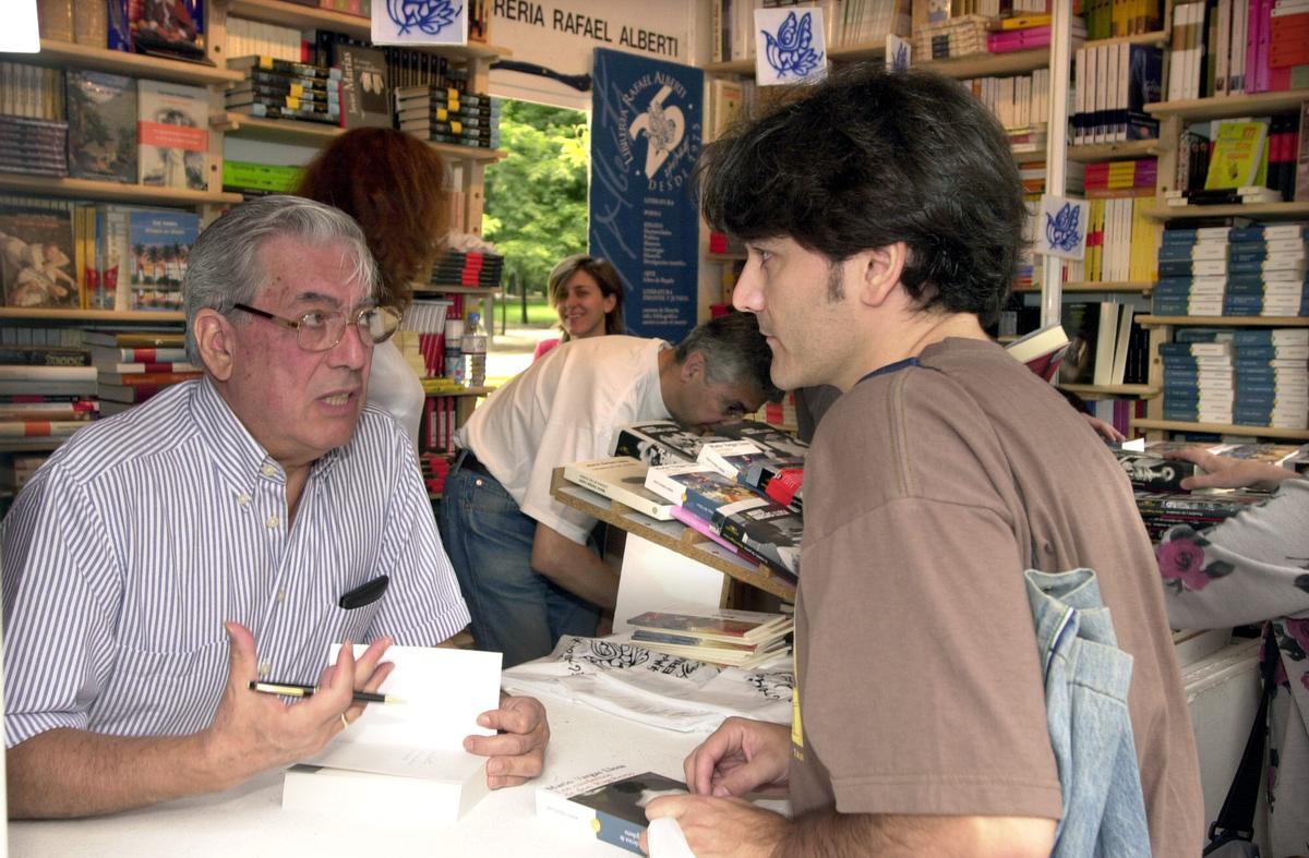 Mario Vargas Llosa, en la Feria del Libro de Madrid en 2001.