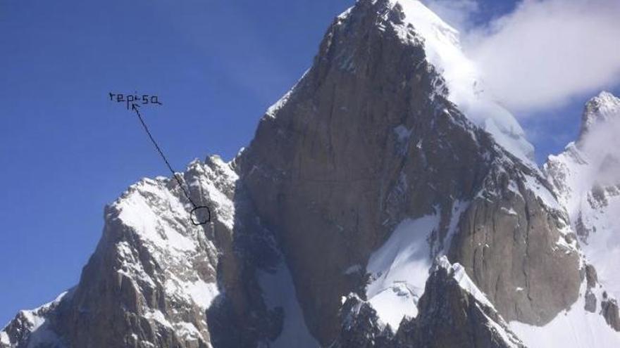 Vista de la repisa en la que se encuentra el montañero español Óscar Pérez en el pico paquistaní Latok II. EFE