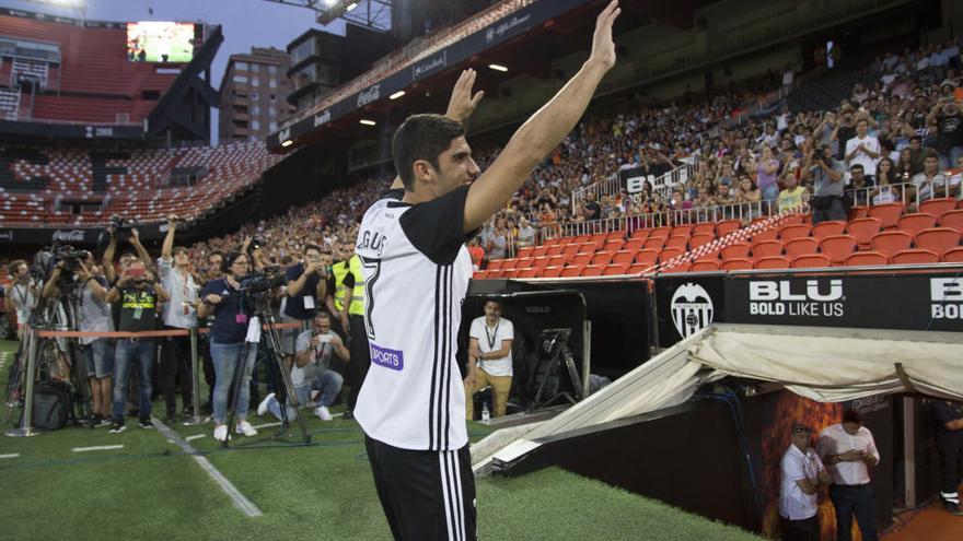 Guedes, en su presentación como valencianista en Mestalla.