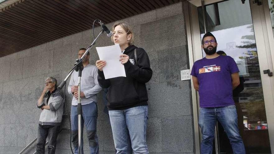 La edil de ASpUN, Ánxela Vizoso, leyendo un comunicado tras la suspensión del referéndum. // S. Álvarez