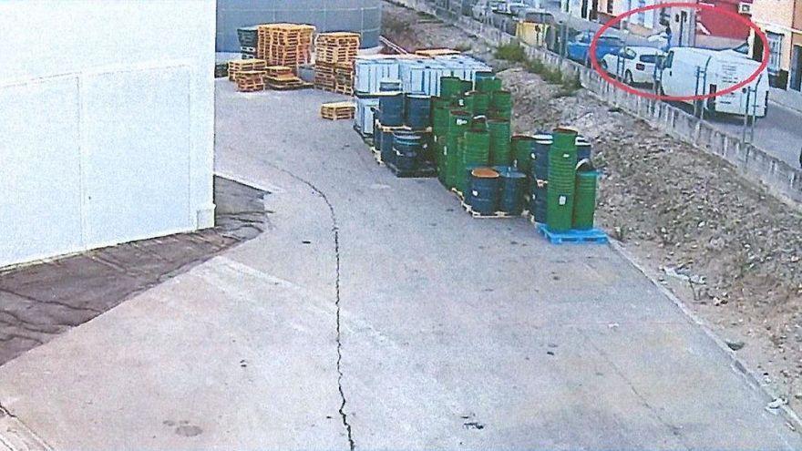 Macarena surt de casa seva a Morón de la Frontera (Sevilla) i tira un parell de bosses a un contenidor