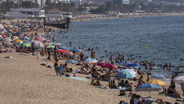 Persones a la platja de Badalona, el 17 d’agost. | ZOWY VOETEN