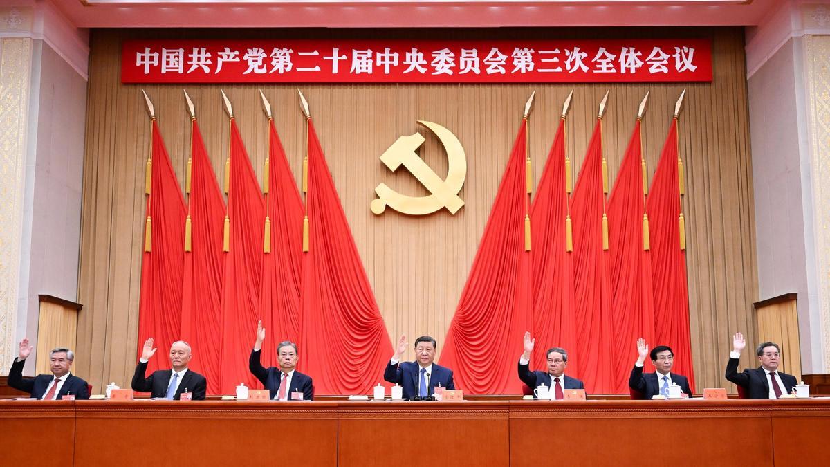 Xi Jinping y el resto de la cúpula del Partido Comunista de China, este jueves, en la reunión del tercer plenario del Comité Central.
