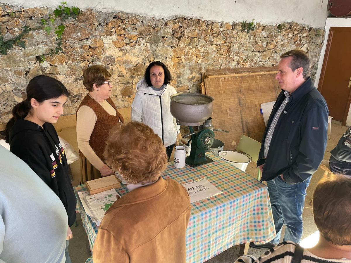 En imágenes: El Valle de Paredes celebra su feria de oficios y costumbres con un día veraniego