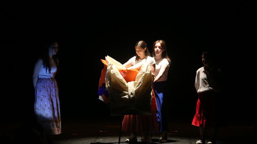 O teatro amador baixa o pano