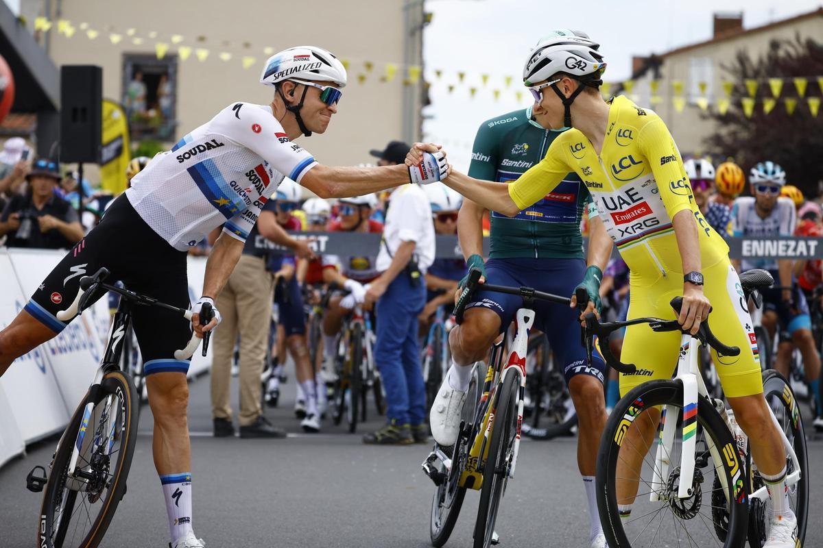 Pogacar y Evenepoel se saludan antes de una etapa de la anterior edición del Tour de Francia