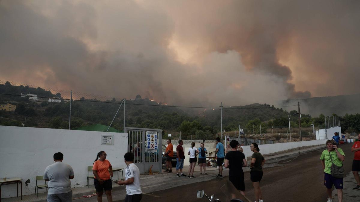 Incendio de la Vall d'Uixó que sigue sin considerarse extinguido un mes después.