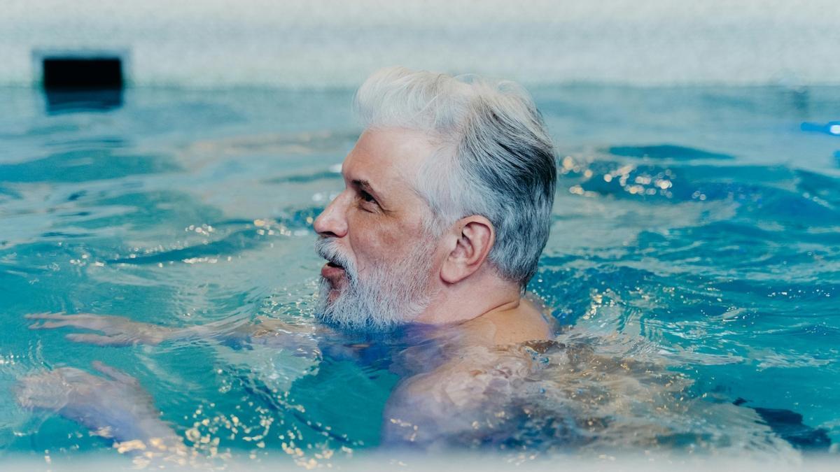 Hombre nadando en una piscina