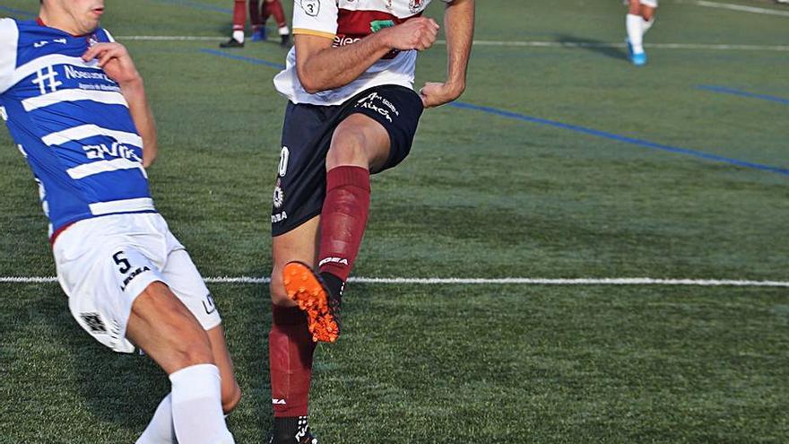 El jugador del Industrial David Ruiz dispara ante Víctor. | Juan Plaza