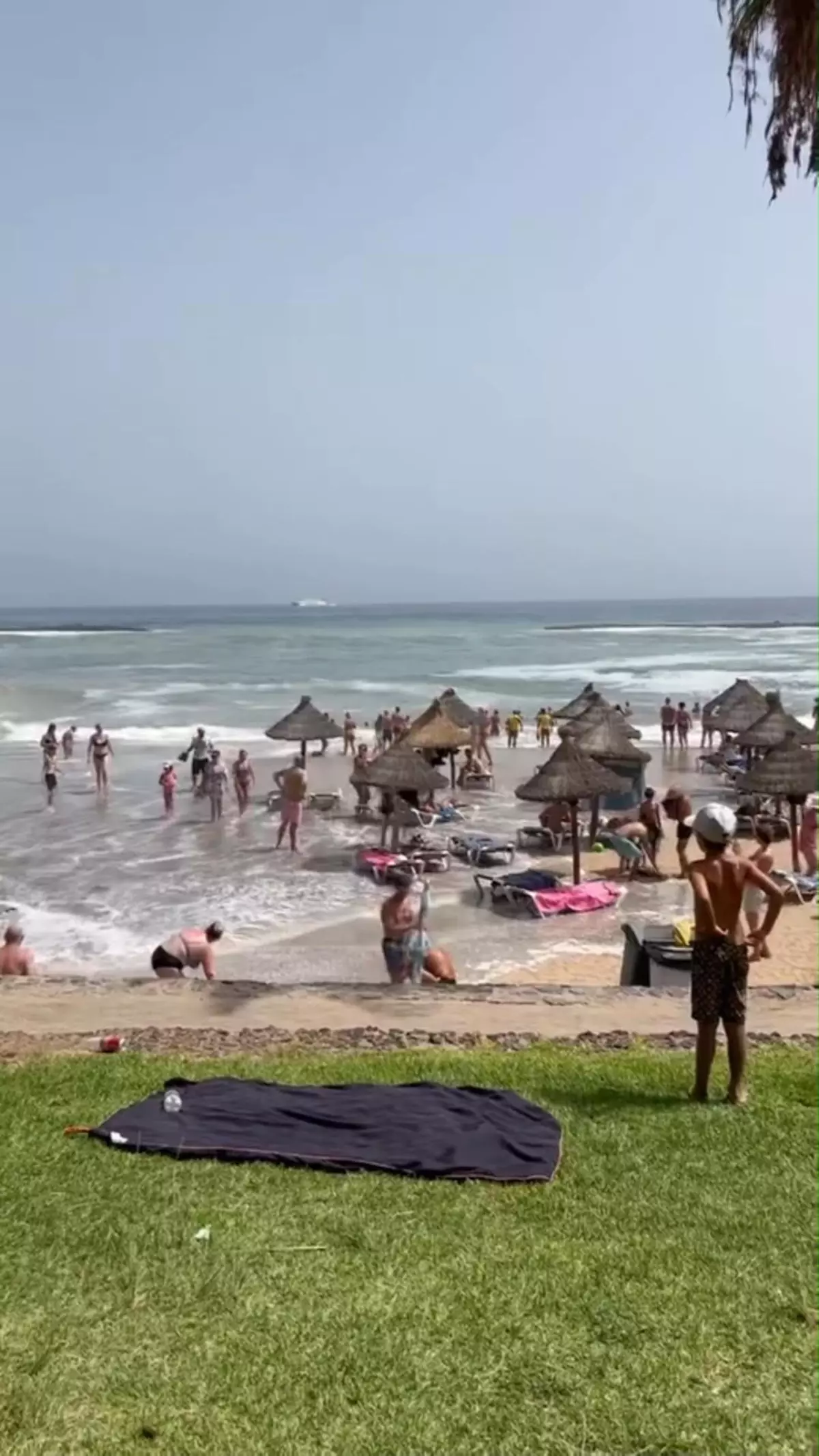 El oleaje se apodera de una playa en Tenerife y arrastra todo lo que encuentra a su paso
