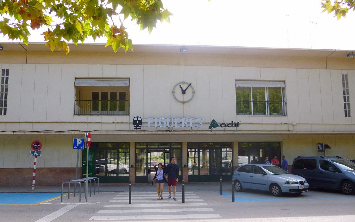 La estación de ferrocarril de Figueres. La estación de ferrocarril de Figueres.