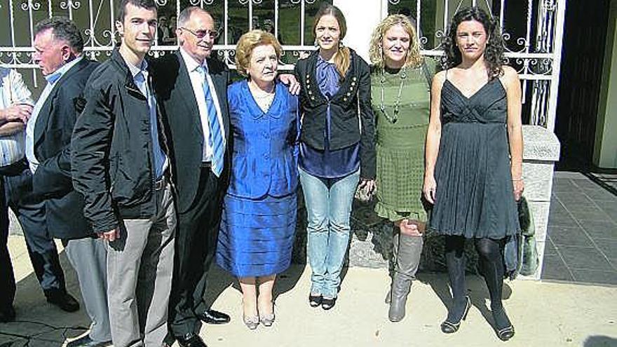 María del Carmen Peláez (tercera por la izquierda), ayer, en Perlora, con sus familiares.
