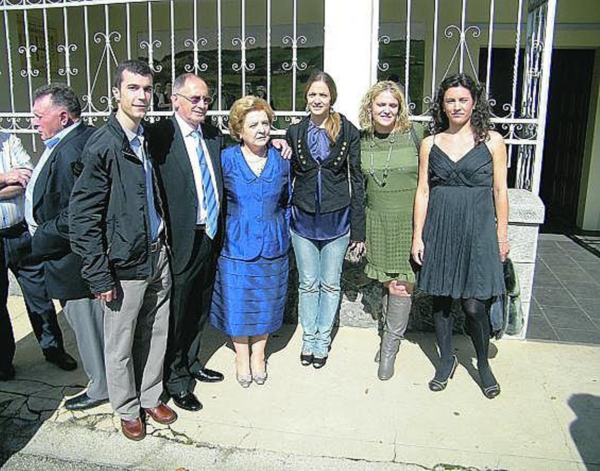 María del Carmen Peláez (tercera por la izquierda), ayer, en Perlora, con sus familiares.