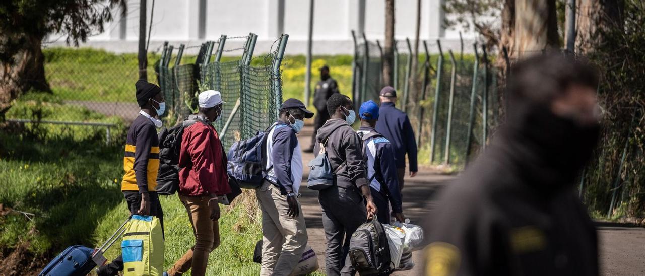 Llegada el 26 de febrero de 2021 de los primeros migrantes al campamento provisional de Las Canteras.